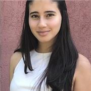 Profesora apta para enseñar diversas materias a niños.